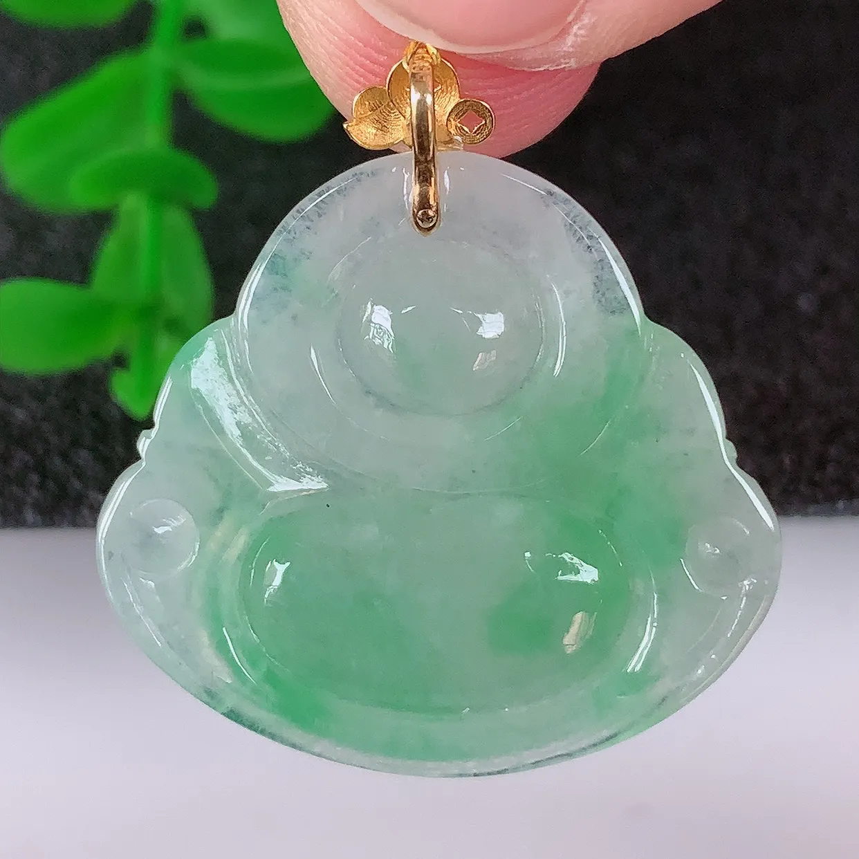自然光实拍，18K金镶嵌冰种飘绿翡翠佛公吊坠，冰透饱满， 佛公亦保平安，寓意有福（佛公）相伴，品相佳，配戴优雅迷人！#00.12整体26.6*裸石22.5*25.5*5