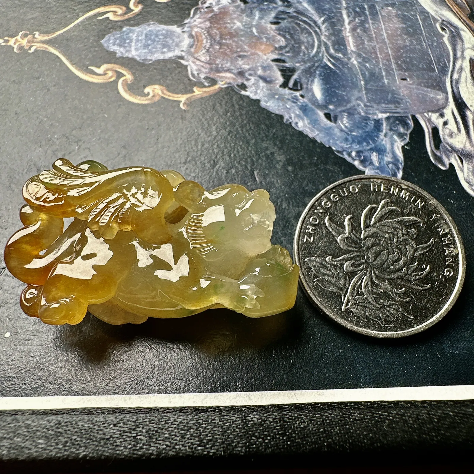 【冰种黄翡飞天豹】一夜暴富，质地冰润细腻，胶感明显，雕工也属精细生动，纯净通透