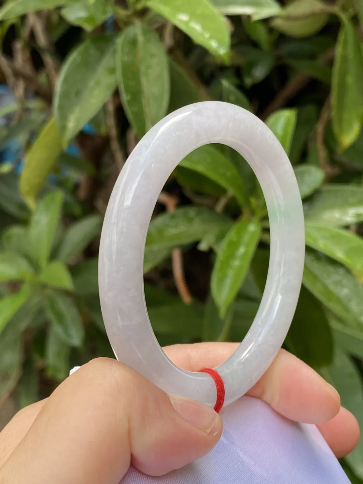 推荐【53.8圈冰🧊飘绿圆条镯】飘绿冰糯条，无纹裂，水润，晶体颗粒自然光下或阳光下很透哟，53、54、55圈可戴，超值～～