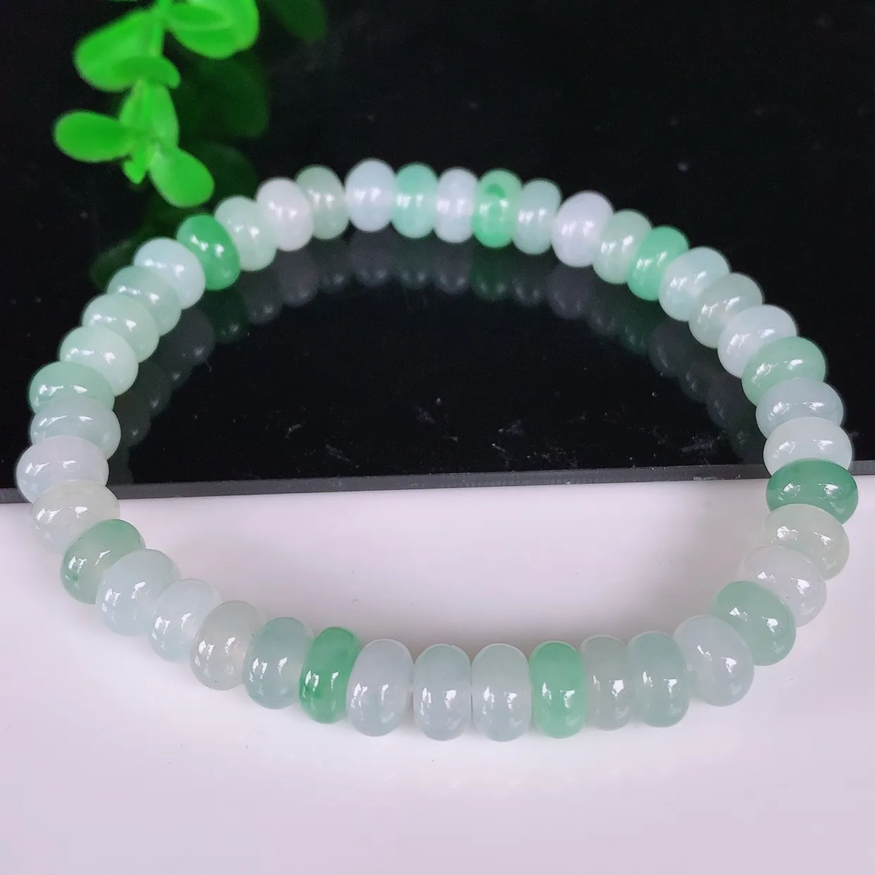 自然光实拍，冰润冰种双彩算盘珠翡翠手串手链，种老水足，冰清玉润  颜色漂亮  #46.12取一尺寸6.8*3.5mm