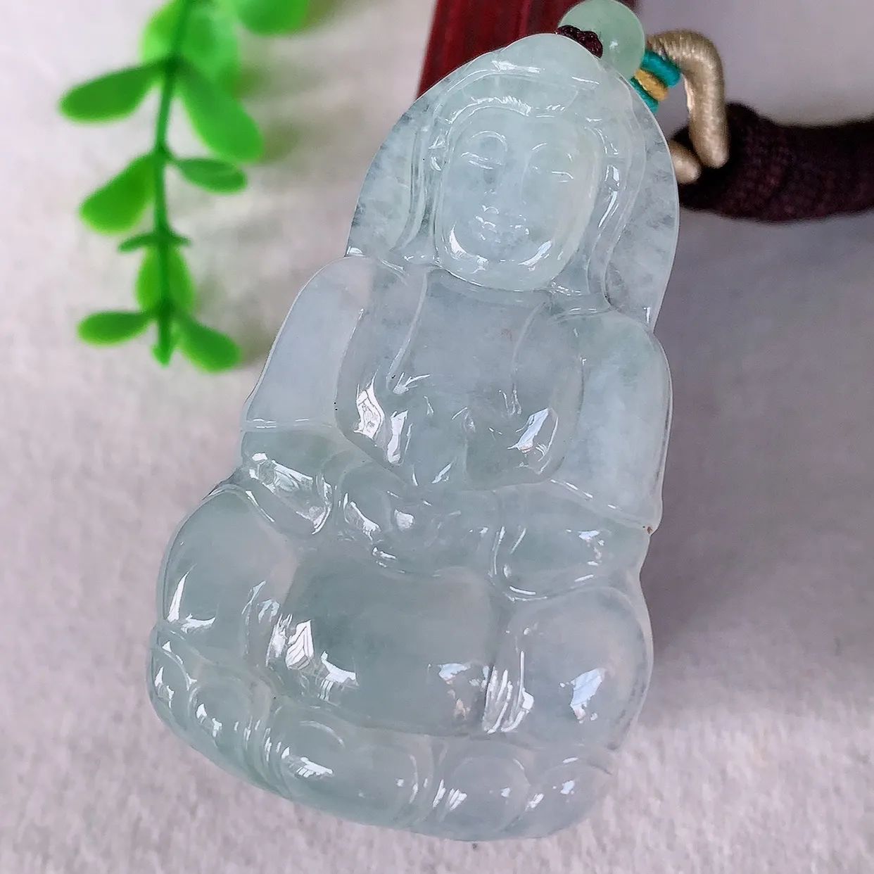 自然光实拍，冰种翡翠观音吊坠，赐福翡翠观音，翠色迷人，观音面相端庄，佩戴时尚出众！#46.12