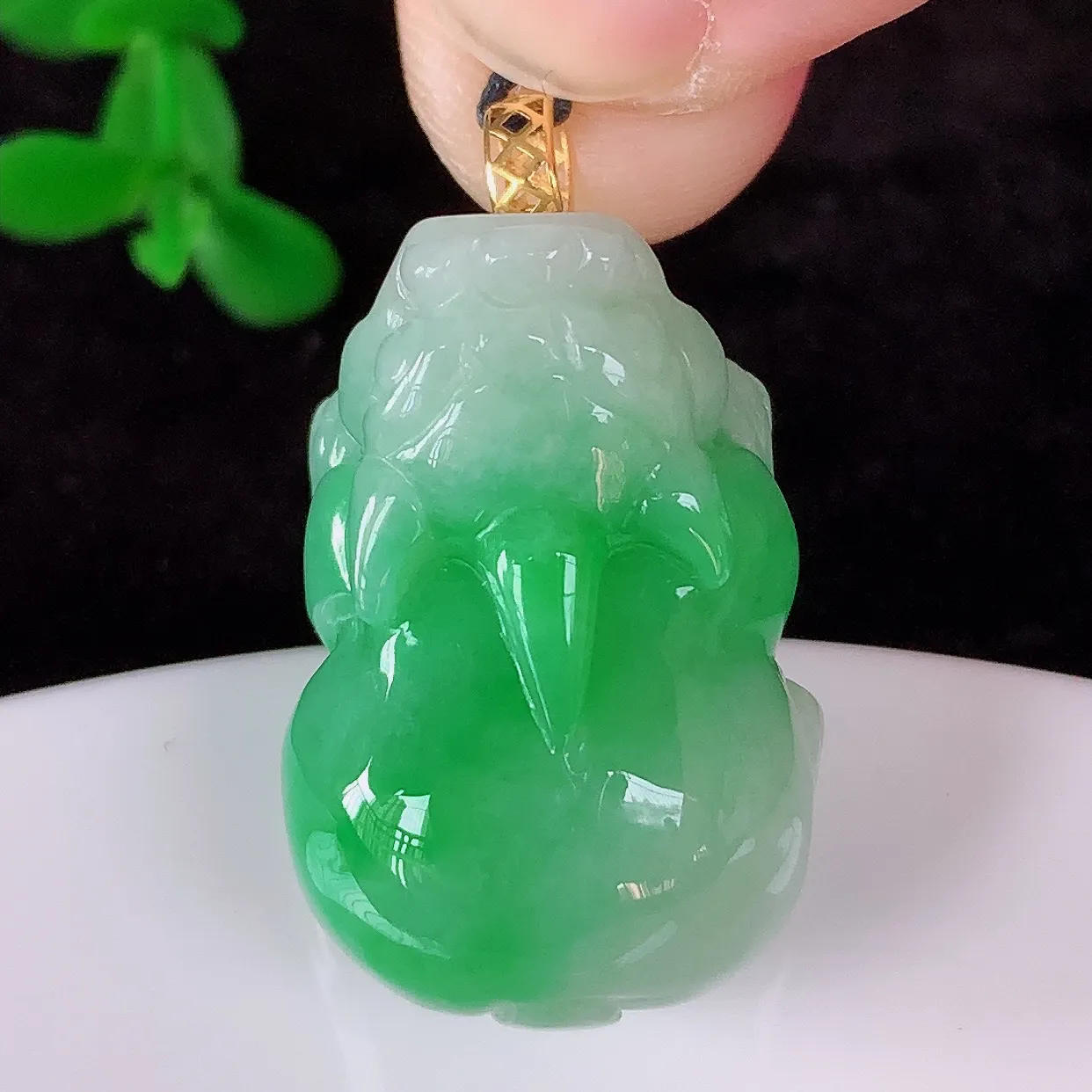 自然光实拍，18K金镶嵌冰润冰糯种飘阳绿翡翠招财貔貅吊坠，民间有“一摸貔貅运程旺盛，再摸貔貅财运滚滚