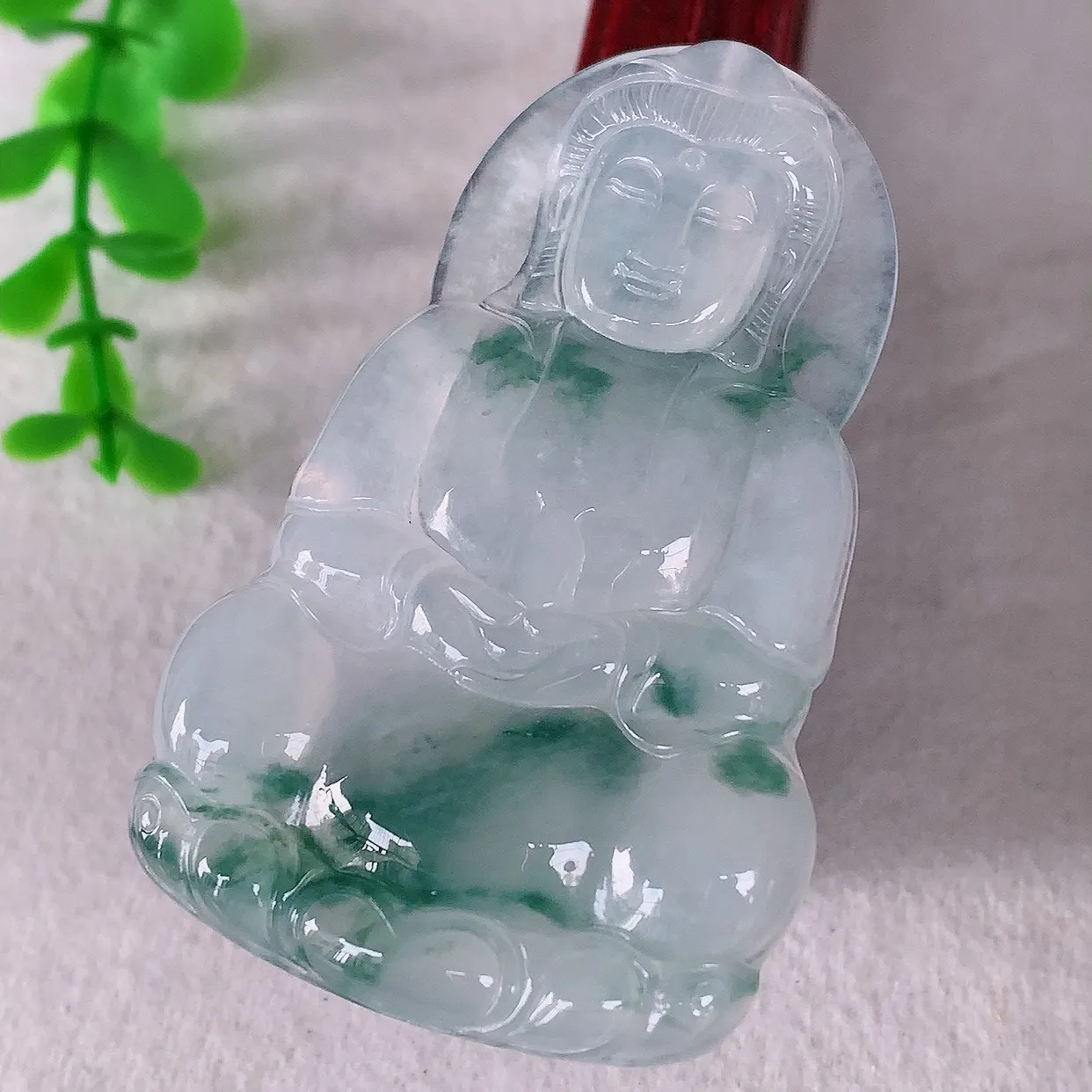 自然光实拍，大件冰种飘花翡翠观音吊坠，赐福翡翠观音，翠色迷人，观音面相端庄，佩戴时尚出众！#00.12