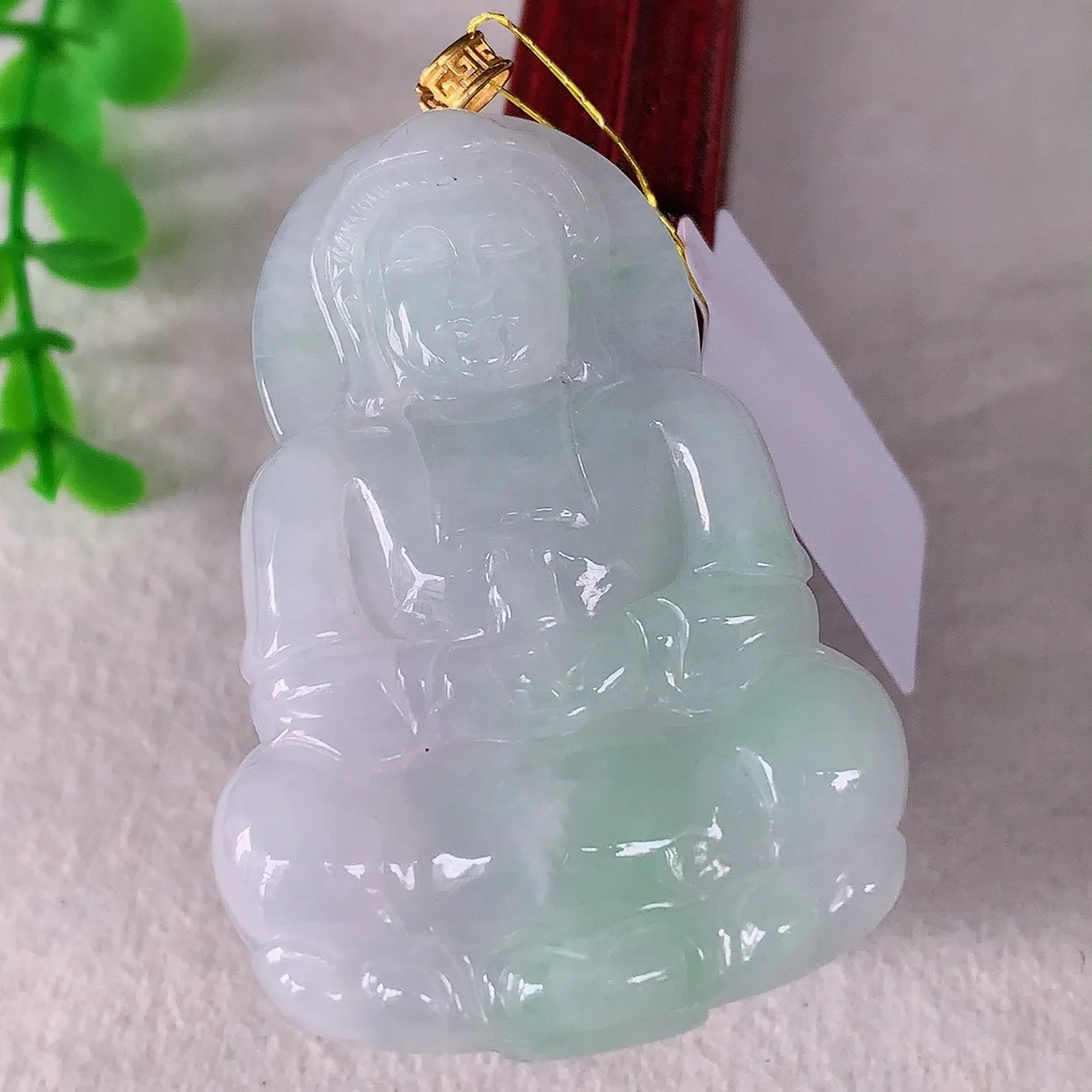 自然光实拍，18K金镶嵌冰飘绿翡翠观音吊坠，赐福翡翠观音，翠色迷人，观音面相端庄，佩戴时尚出众！#3