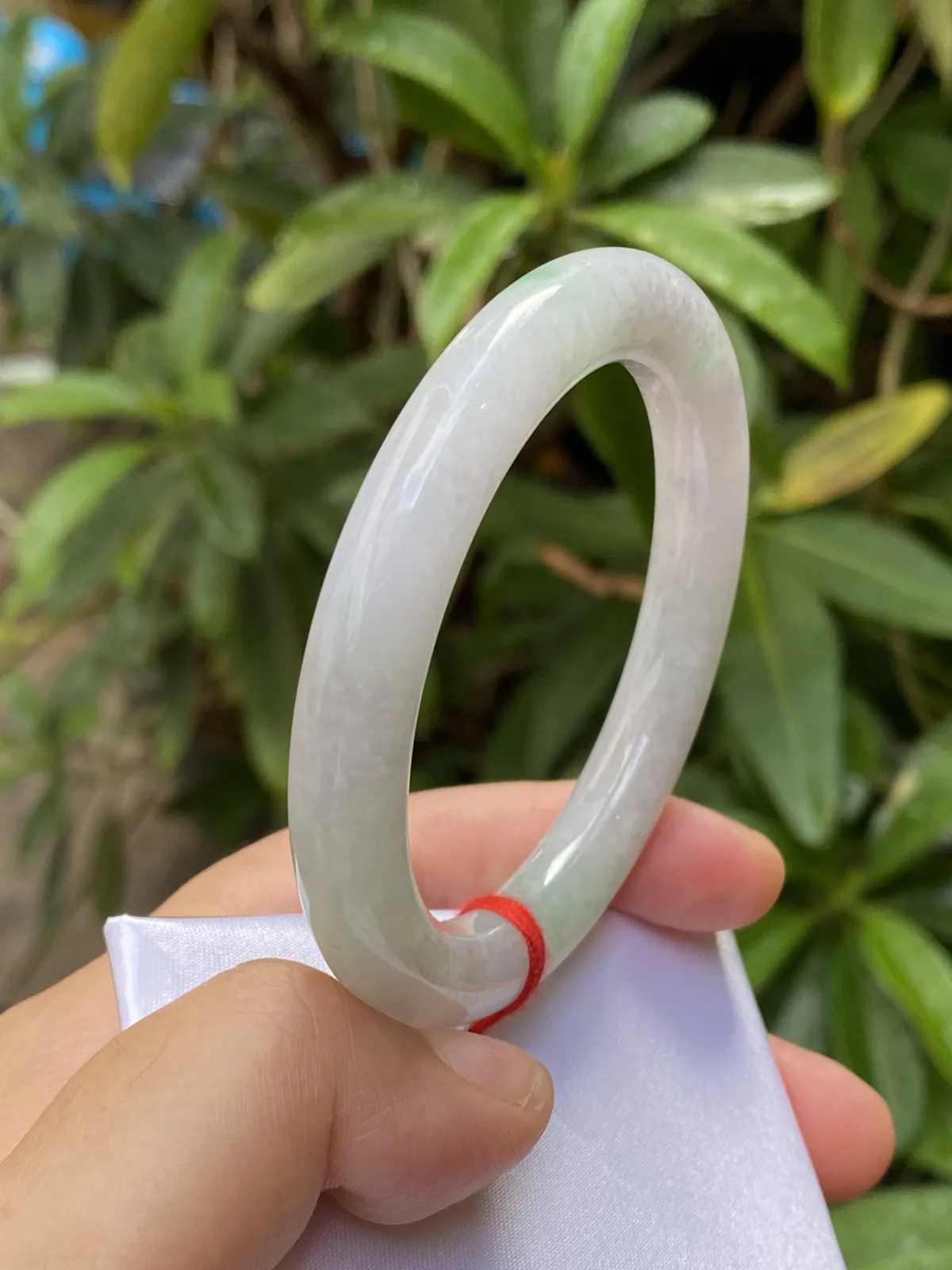 推荐【53.2圈冰🧊飘绿圆条镯】冰糯条无纹裂，飘色阳，水润，晶体颗粒在自然光下或阳光下很透哟，53、54、55圈可戴，53.2*9.2*9.8