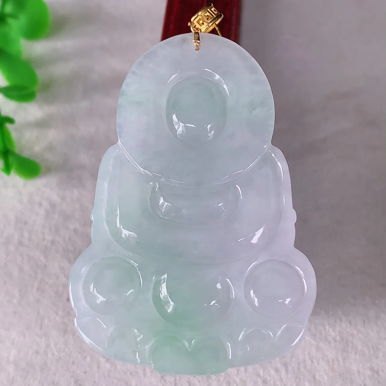 自然光实拍，18K金镶嵌冰飘绿翡翠观音吊坠，赐福翡翠观音，翠色迷人，观音面相端庄，佩戴时尚出众！#35.12整体58*裸石51*35.5*5.6