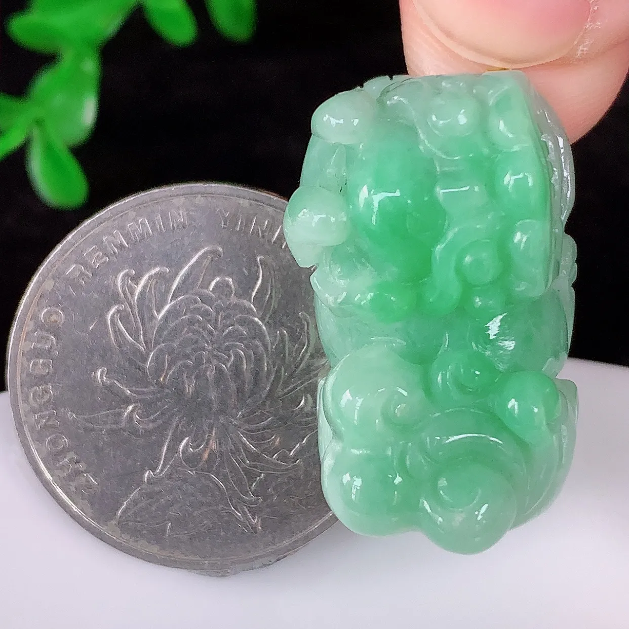 自然光实拍，冰润冰糯种飘绿翡翠招财貔貅吊坠，民间有“一摸貔貅运程旺盛，再摸貔貅财运滚滚，三摸貔貅平步青云 ”的美好祝愿。#35.12