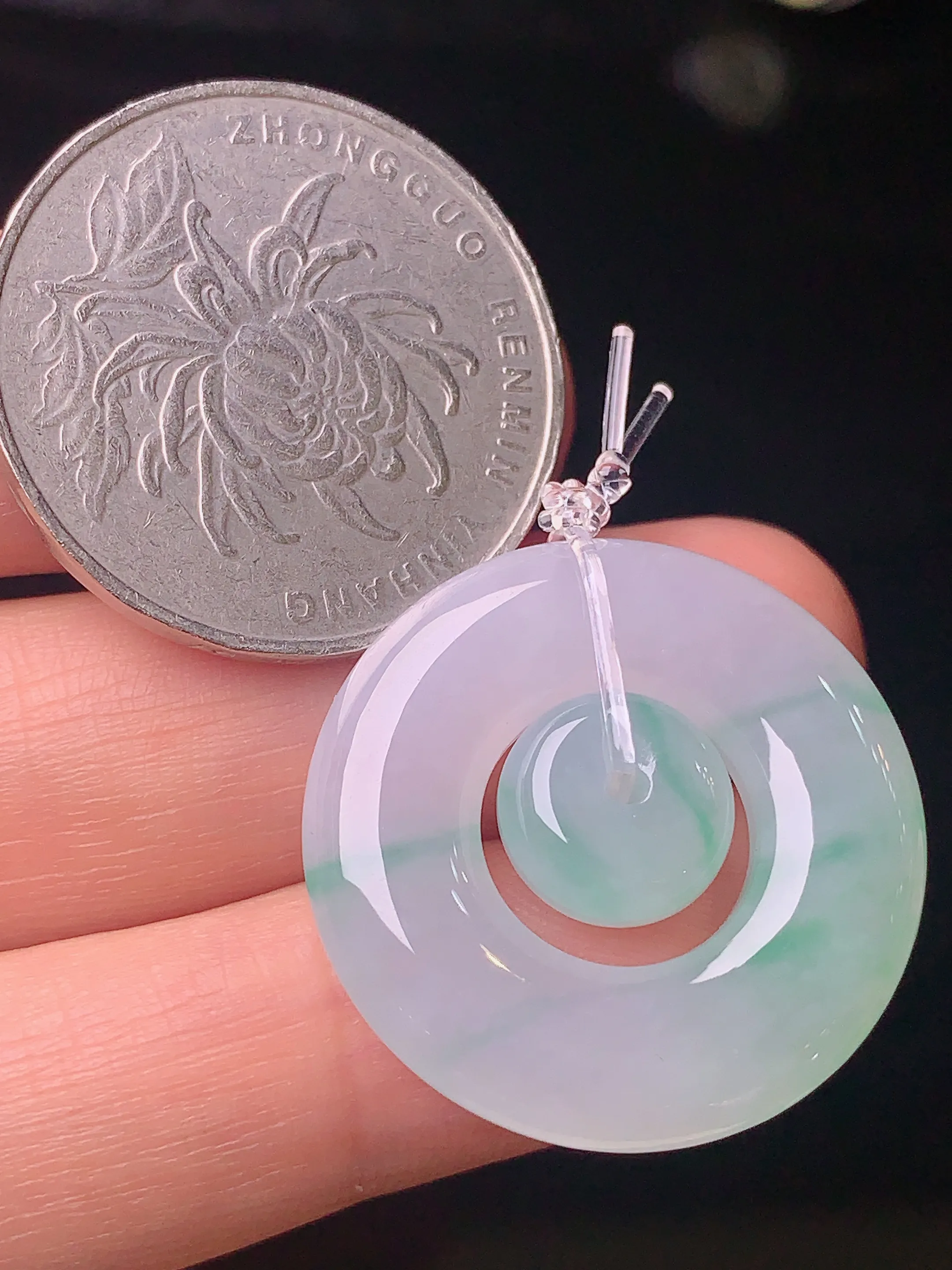 飘绿子母扣吊坠 玉质细腻 水润亮眼  整体尺寸25*5.3