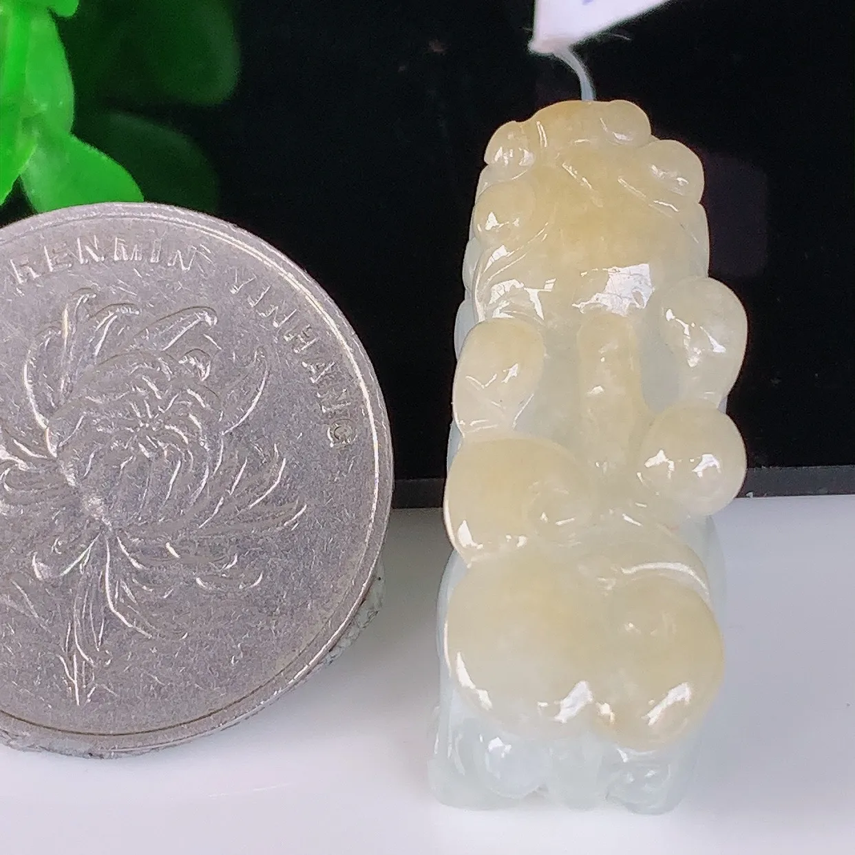 自然光实拍，冰润冰糯种黄翡翡翠招财貔貅吊坠，民间有“一摸貔貅运程旺盛，再摸貔貅财运滚滚，三摸貔貅平步青云 ”的美好祝愿。#49.12