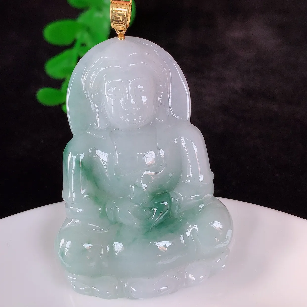 自然光实拍，18K金镶嵌冰润冰糯种飘花翡翠观音吊坠，赐福翡翠观音，翠色迷人，观音面相端庄，佩戴时尚出