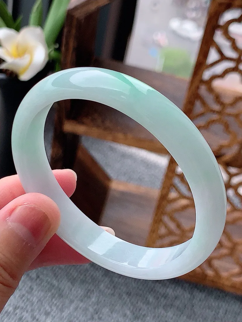 a货翡翠老坑飘绿贵妃手镯56-57圈口 尺寸56×50×11.3×6.5mm 重量38.77g 06