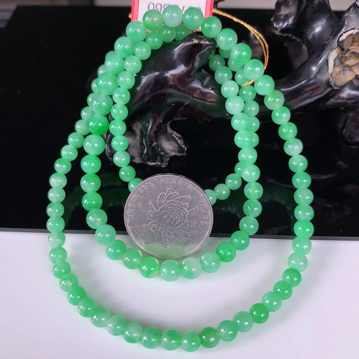 自然光实拍，冰润冰糯种飘阳绿圆珠项链  翡翠项链 （装饰扣）玉质细腻  冰清玉润  颜色漂亮  #032.1尺寸5.5mm