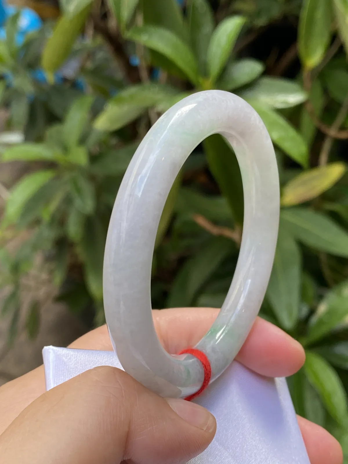 推荐【53.2圈冰🧊飘绿圆条镯】冰糯条无纹裂，飘色阳，水润，晶体颗粒在自然光下或阳光下很透哟，53、54、55圈可戴，53.2*9.2*9.8
