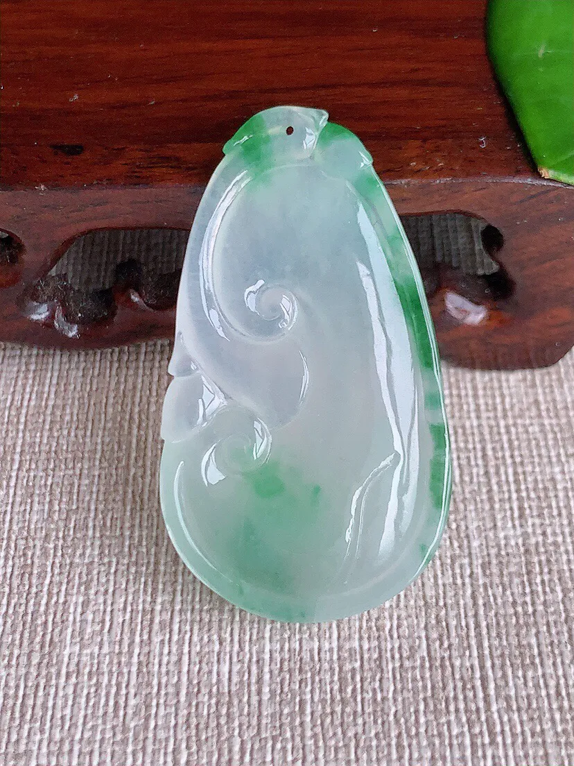 a货翡翠老坑冰种飘花如意吊坠 尺寸44.4×25×5.3mm 重量10.82g 0613