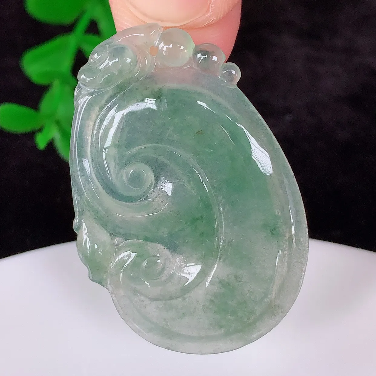 自然光实拍，冰种飘花翡翠如意吊坠，翡翠如意，上身效果非常美，饱满大气，工艺美，万事如意，如意一生 #49.12