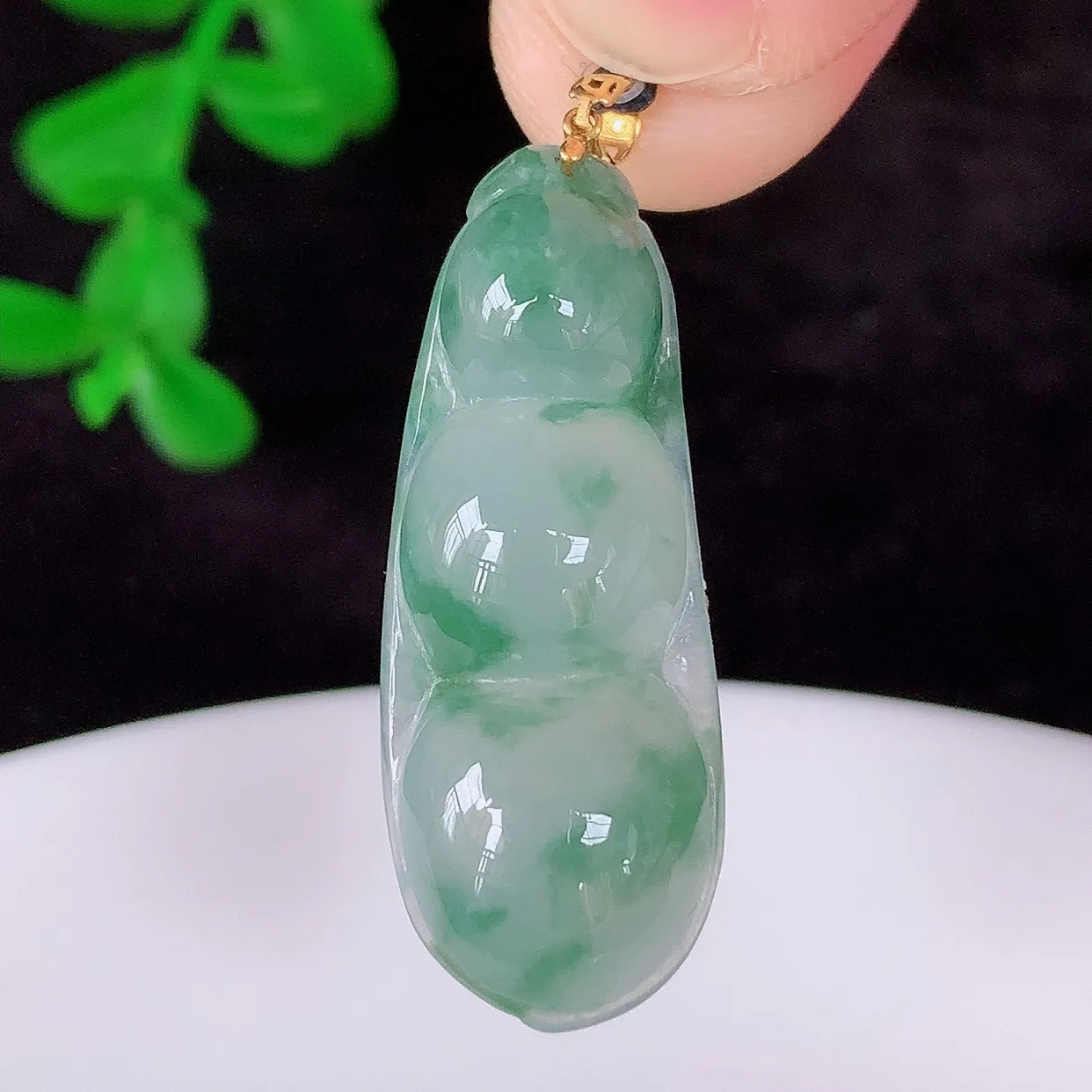 自然光实拍，18K金镶嵌冰种飘花翡翠四季豆吊坠，平安豆福豆玉坠，冰润通透，豆粒饱满，寓意：豆蔻年华！#49.12