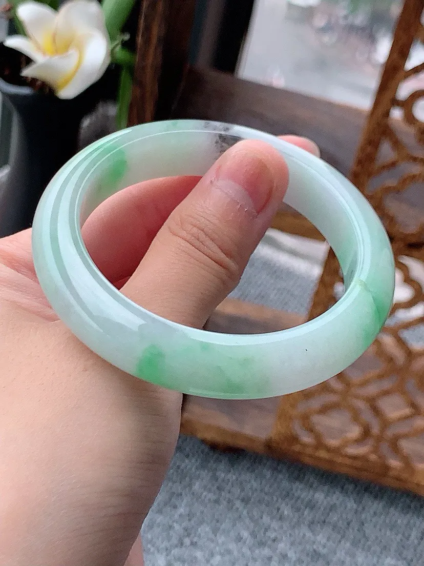 a货翡翠老坑飘绿正装正圈手镯54-55圈口  尺寸54×11.6×8.2mm 重量57.00g 0613
