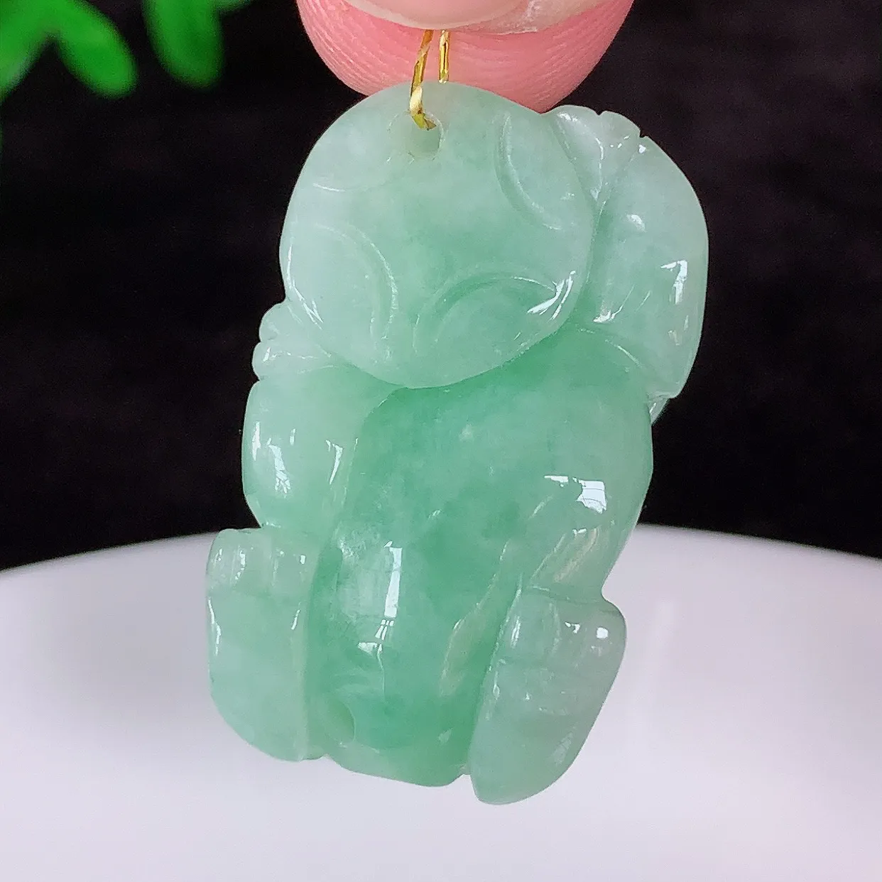 自然光实拍，冰润冰糯种飘绿翡翠招财貔貅吊坠，民间有“一摸貔貅运程旺盛，再摸貔貅财运滚滚，三摸貔貅平步青云 ”的美好祝愿。#35.12