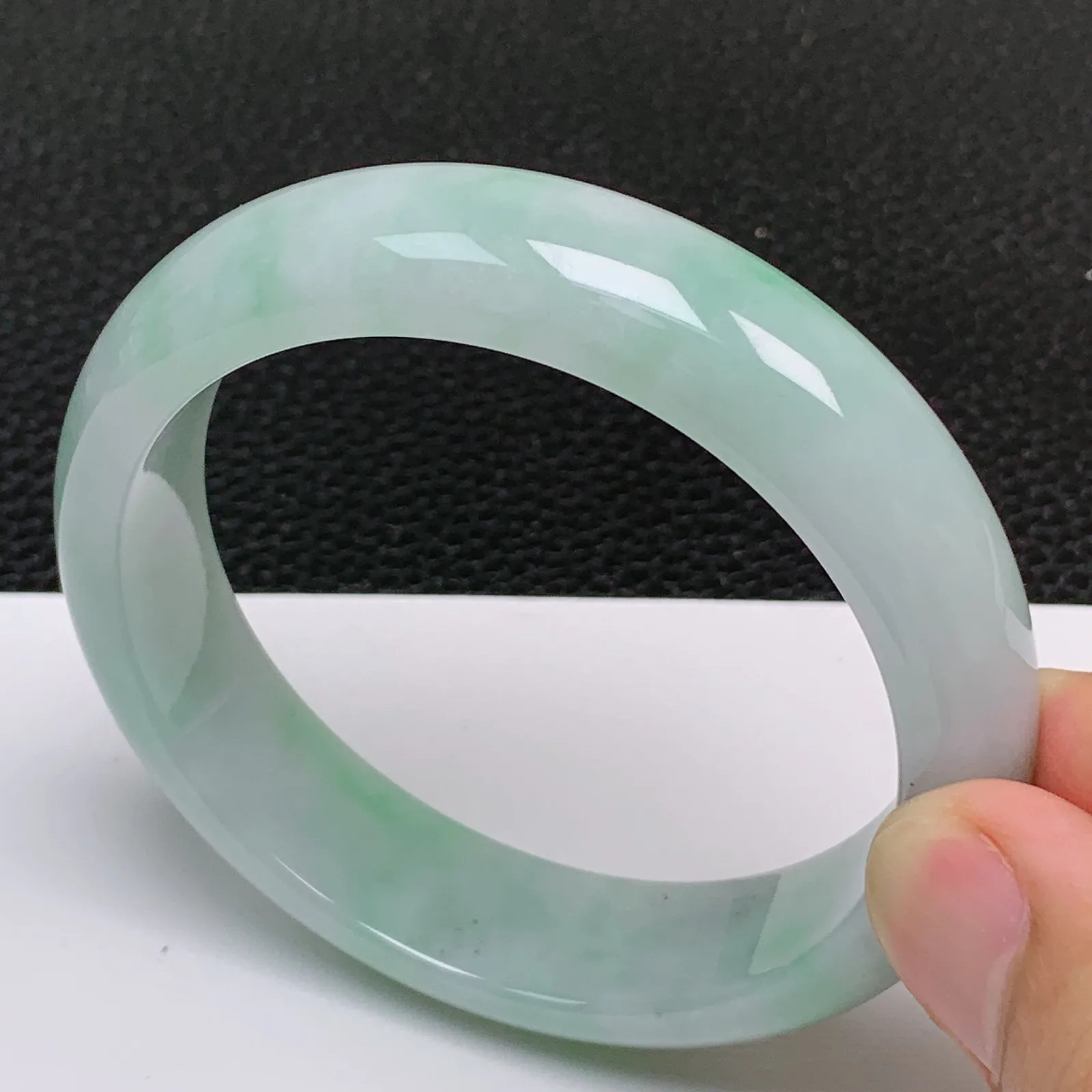 圈口56～57 天然翡翠A货老坑冰润飘绿正圈手镯 尺寸56.6*14.7*7.8mm