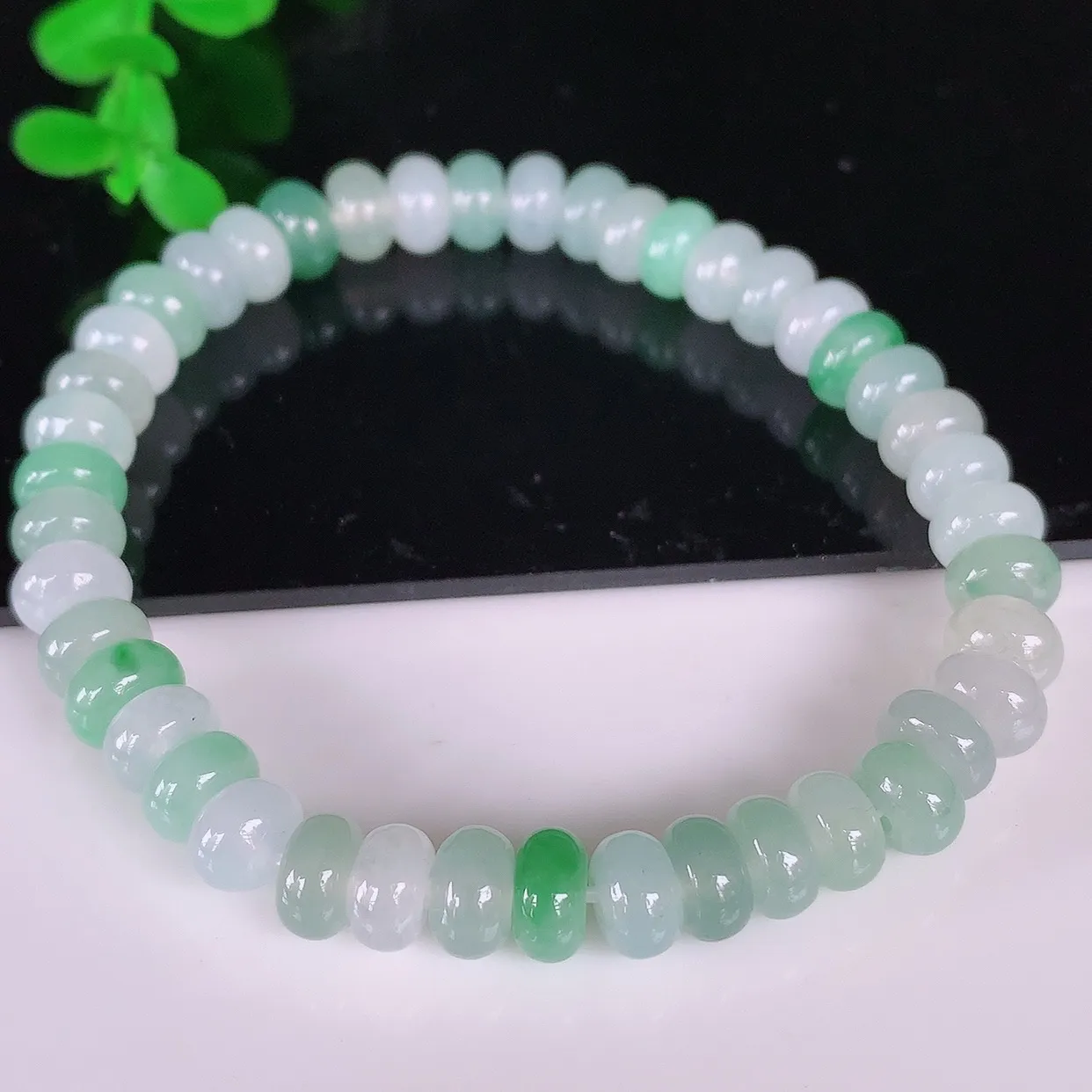 自然光实拍，冰润冰种双彩算盘珠翡翠手串手链，种老水足，冰清玉润  颜色漂亮  #46.12取一尺寸6.8*3.5mm