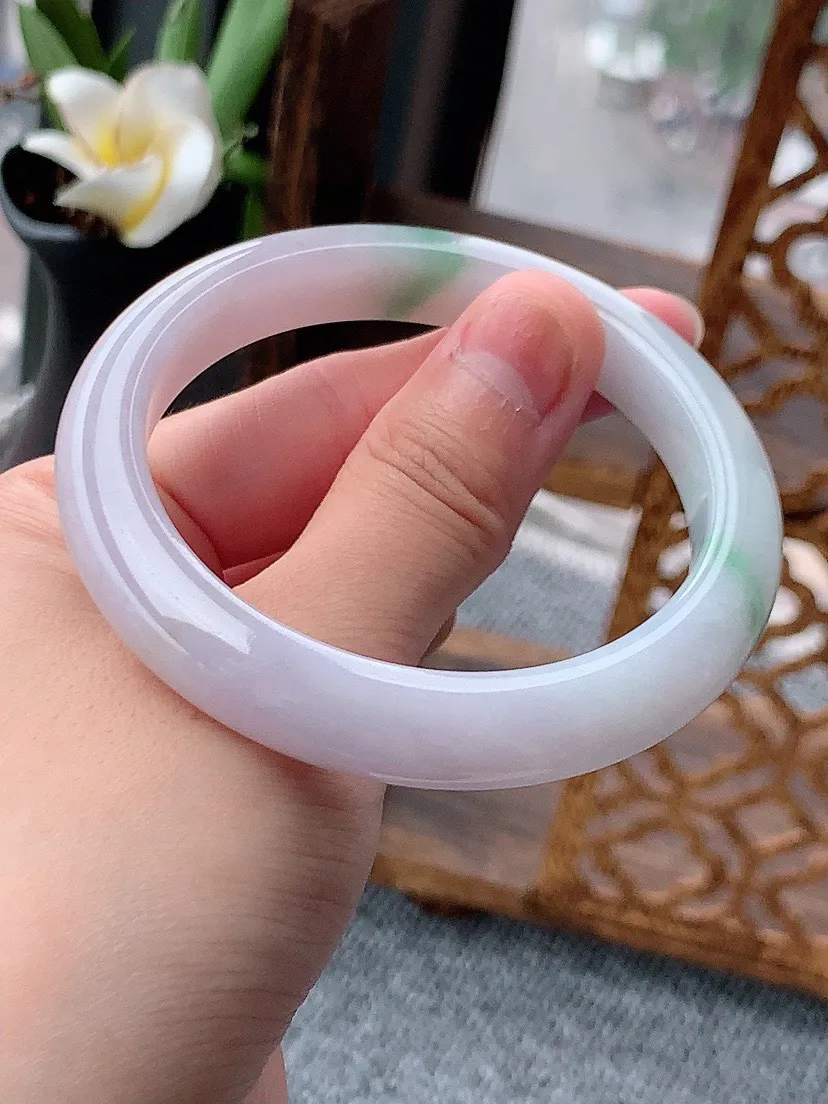 a货翡翠老坑春彩淡紫罗兰飘绿正装正圈手镯55-56圈口  尺寸55.8×10.5×8mm 重量50.77g 0613