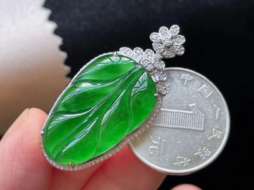 18K 满色·叶子

 整40.4-19.7-9.3
 裸27.5-17.6-3.2