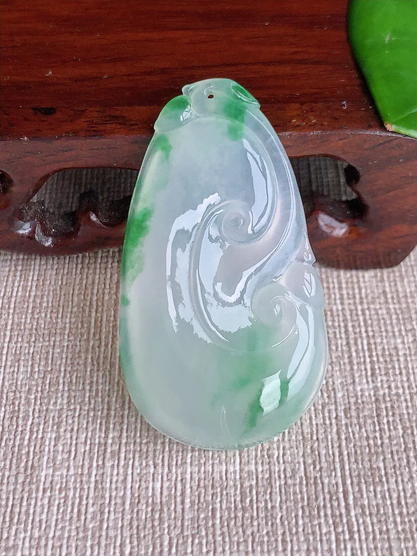 a货翡翠老坑冰种飘花如意吊坠 尺寸44.4×25×5.3mm 重量10.82g 0613