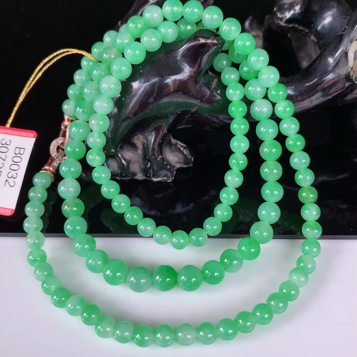 自然光实拍，冰润冰糯种飘阳绿圆珠项链  翡翠项链 （装饰扣）玉质细腻  冰清玉润  颜色漂亮  #032.1尺寸5.5mm
