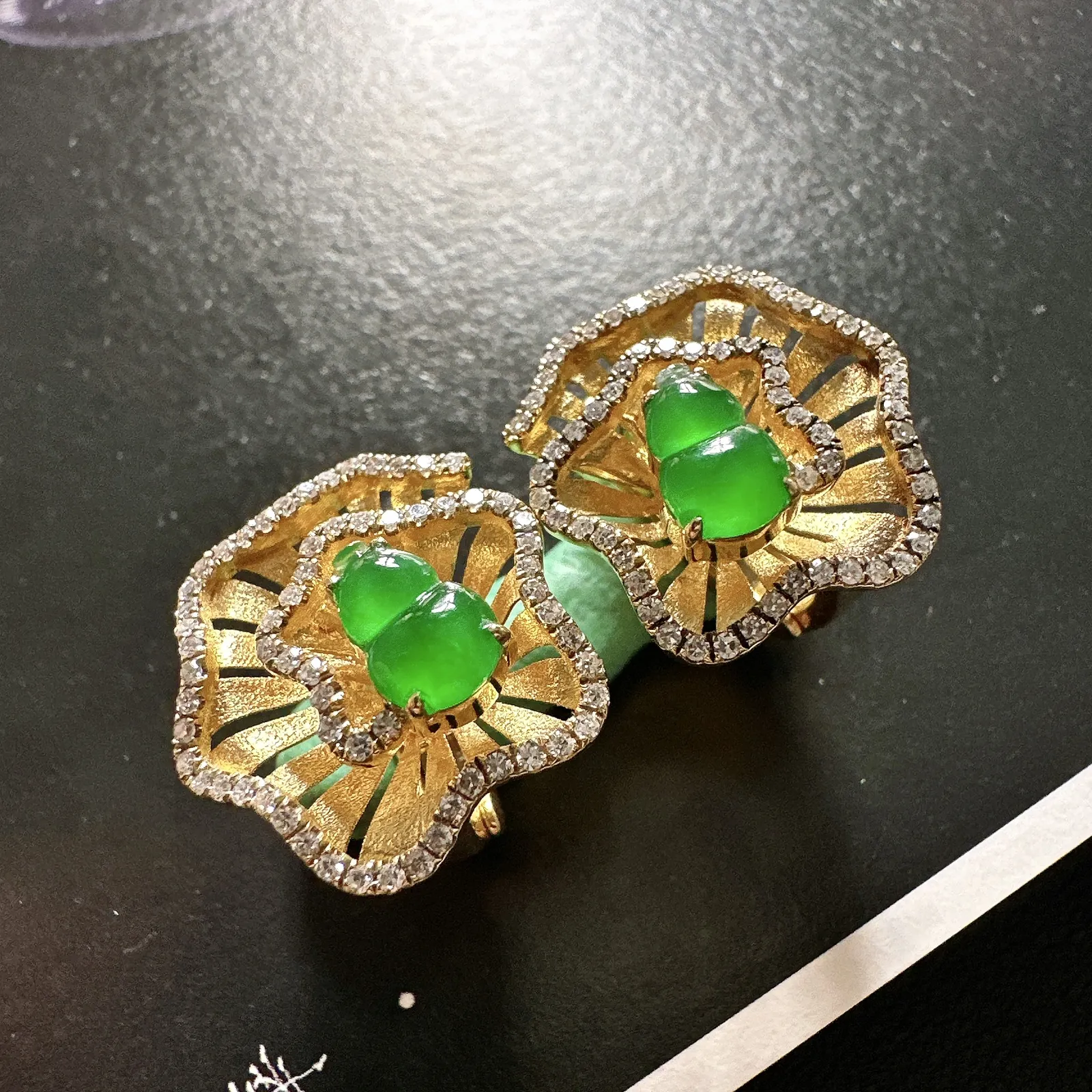 【冰种满绿葫芦耳钉】精品件，种水上乘，阳绿色泽，纯净通透，18k金钻精美镶嵌，裸石尺寸7.6*4.8