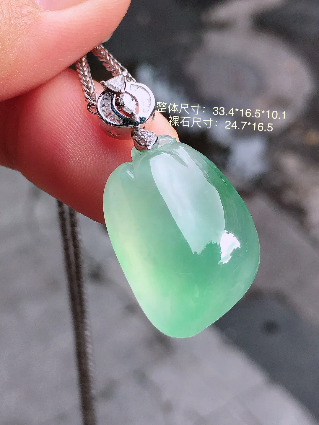 冰飘绿福瓜吊坠，色泽艳丽，玉质细腻，荧光感超
强，饱满水润，气质满满。18k
金豪华镶嵌
