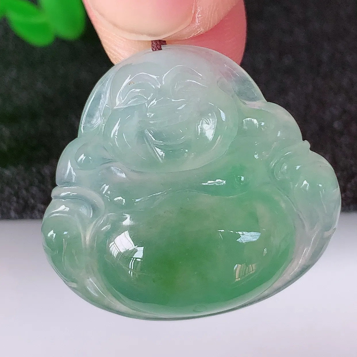 自然光实拍，冰润冰种飘绿翡翠佛公吊坠，饱满， 佛公亦保平安，寓意有福（佛公）相伴，配戴优雅迷人！#57.12