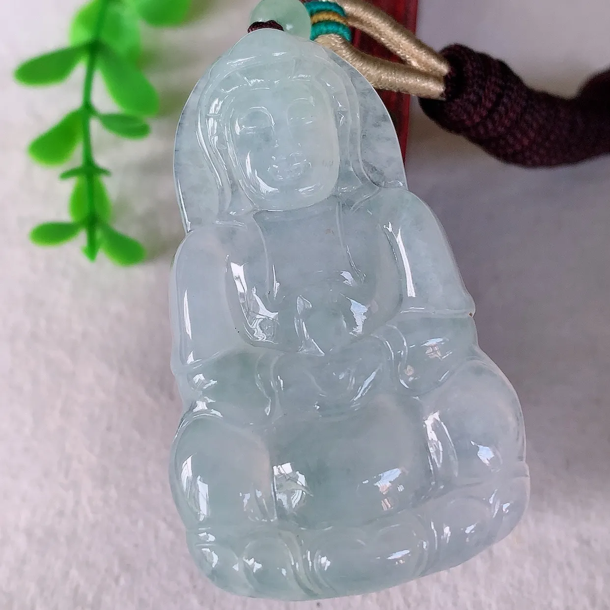 自然光实拍，冰种翡翠观音吊坠，赐福翡翠观音，翠色迷人，观音面相端庄，佩戴时尚出众！#46.12