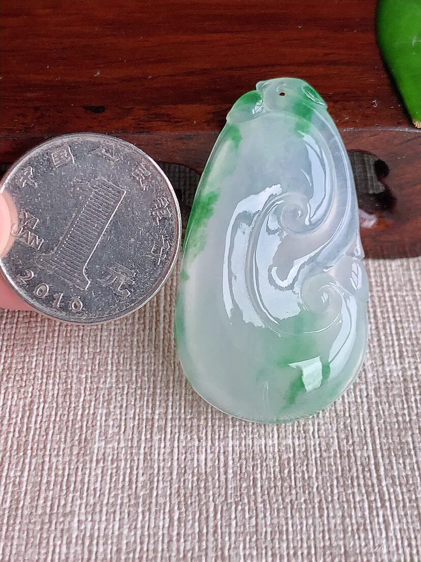 a货翡翠老坑冰种飘花如意吊坠 尺寸44.4×25×5.3mm 重量10.82g 0613
