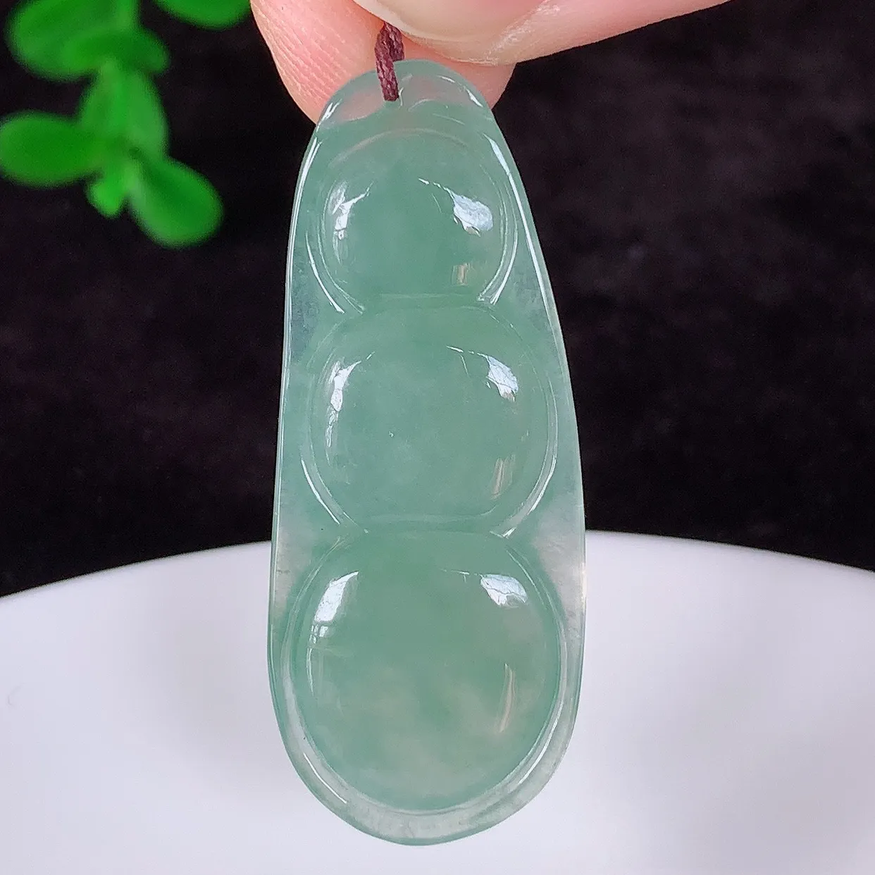 自然光实拍，冰润冰种湖水绿翡翠四季豆吊坠，平安豆福豆玉坠，冰润通透，豆粒饱满，寓意：豆蔻年华！#57.12
