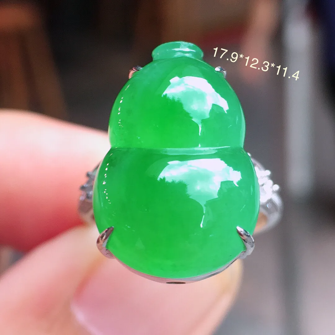 阳绿葫芦戒指，色泽均匀艳丽，玉质细腻，荧光感超
强，饱满水润，气质满满。18k
金豪华镶嵌