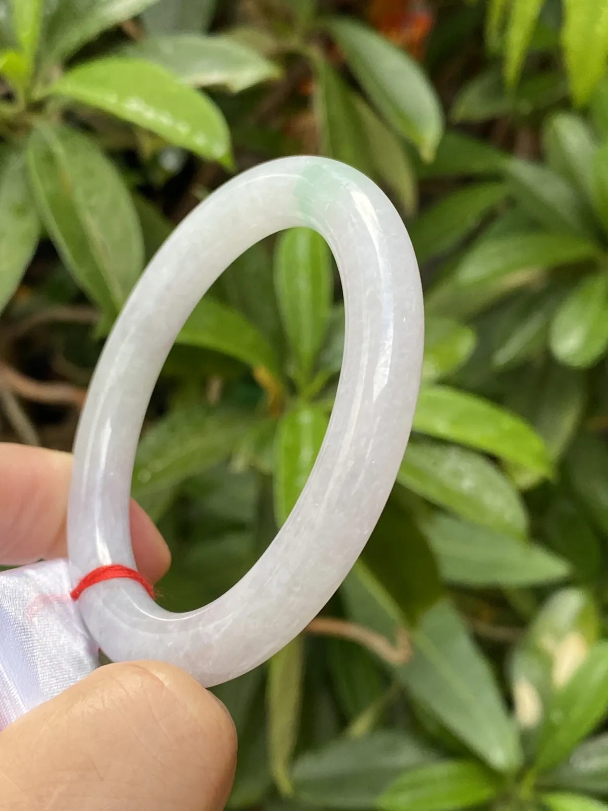 推荐【53.8圈冰🧊飘绿圆条镯】飘绿冰糯条，无纹裂，水润，晶体颗粒自然光下或阳光下很透哟，53、