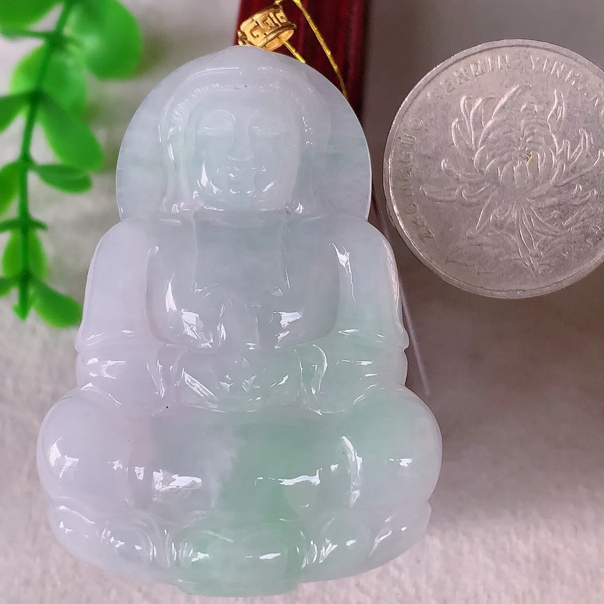 自然光实拍，18K金镶嵌冰飘绿翡翠观音吊坠，赐福翡翠观音，翠色迷人，观音面相端庄，佩戴时尚出众！#35.12整体58*裸石51*35.5*5.6