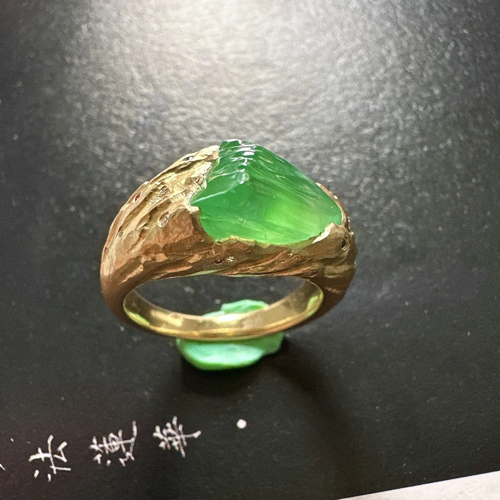 【冰种满绿随形戒指】质地均匀细腻，冰润起光，胶感强烈，颜色娇艳，18K金钻精美镶嵌，裸石尺寸14.6*10.3*7.5毫米，圈口可改