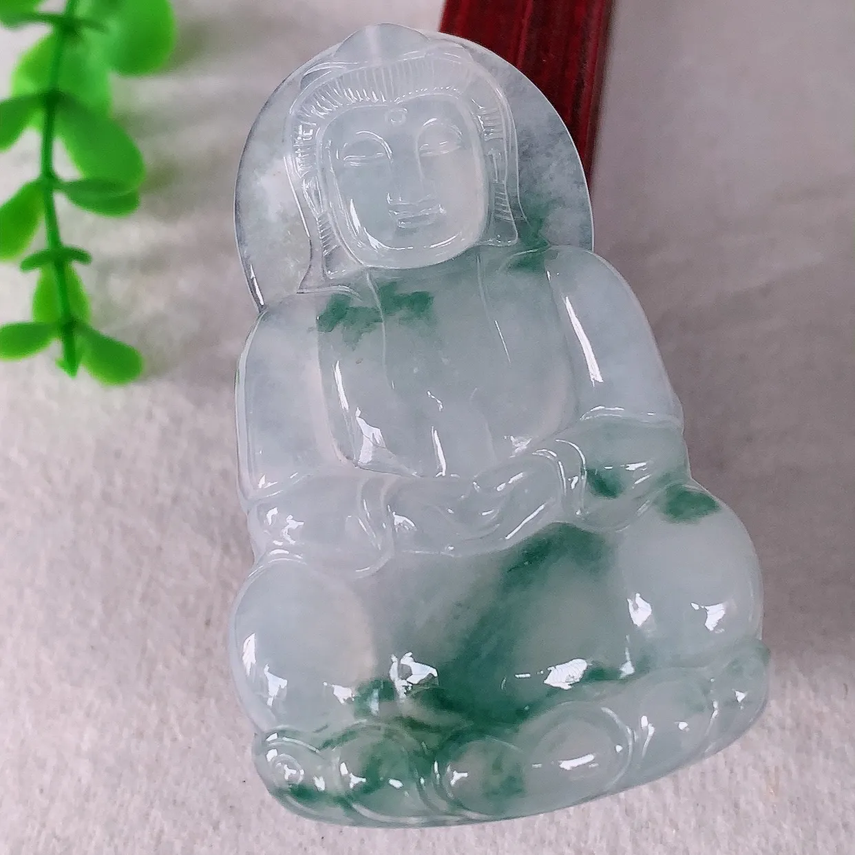 自然光实拍，大件冰种飘花翡翠观音吊坠，赐福翡翠观音，翠色迷人，观音面相端庄，佩戴时尚出众！#00.1