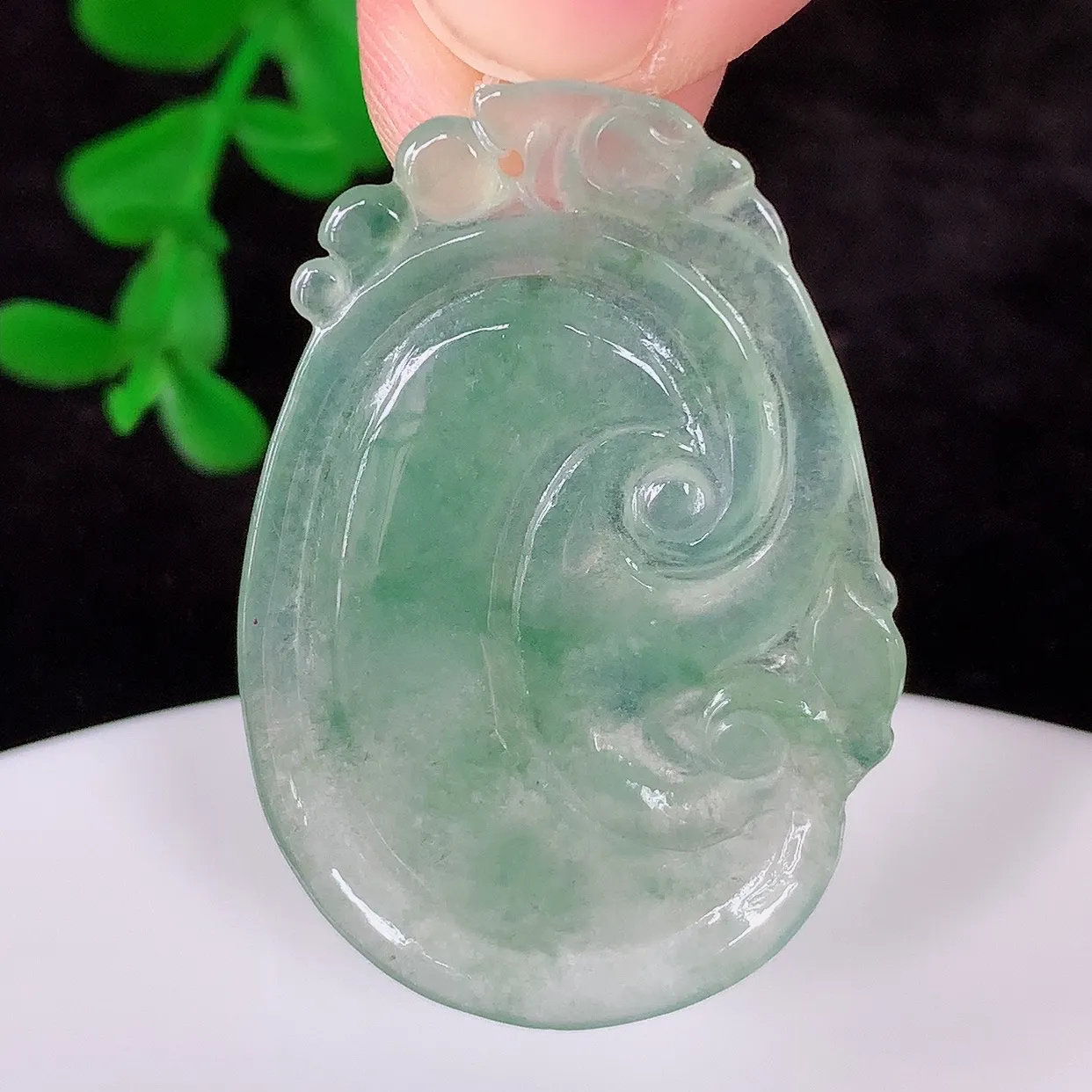 自然光实拍，冰种飘花翡翠如意吊坠，翡翠如意，上身效果非常美，饱满大气，工艺美，万事如意，如意一生 #49.12