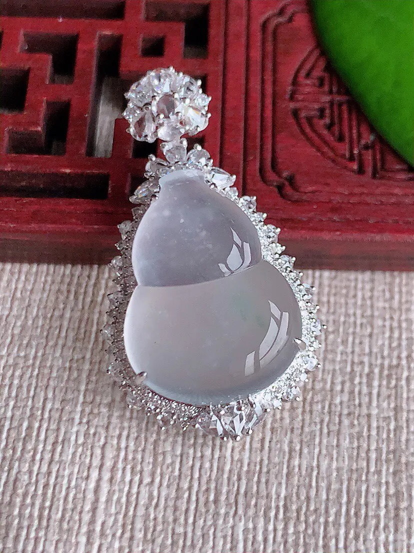 a货翡翠老坑玻璃种18K金伴钻镶嵌白月光葫芦吊坠 尺寸33.4×19.3×9裸石19.6×15mm 