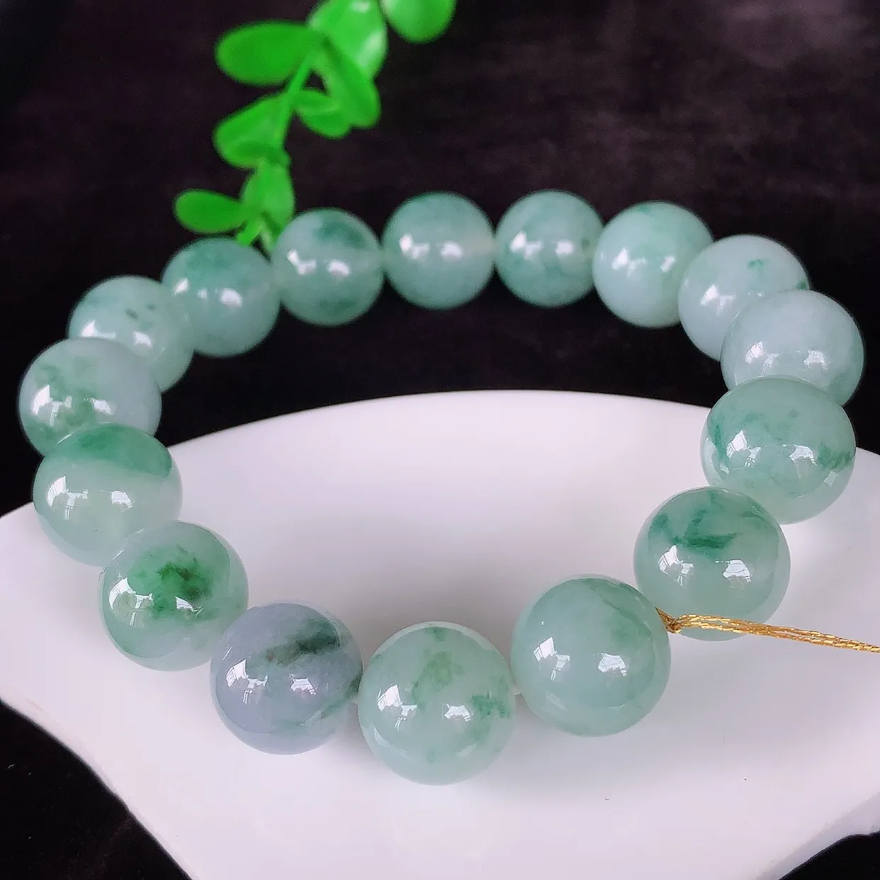 自然光实拍，冰润冰糯种春彩圆珠翡翠手串手链，种老水足，冰清玉润  颜色漂亮  #024.1取一尺寸12.5mm