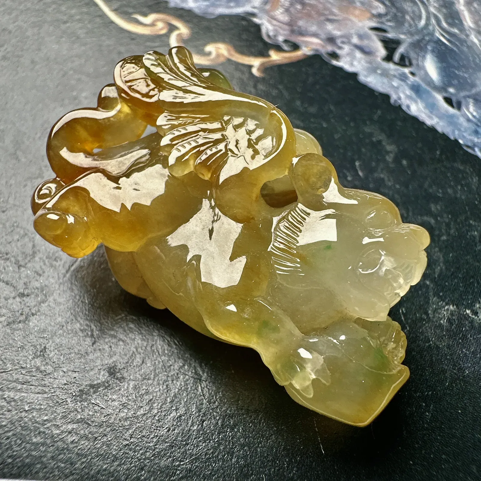 【冰种黄翡飞天豹】一夜暴富，质地冰润细腻，胶感明显，雕工也属精细生动，纯净通透