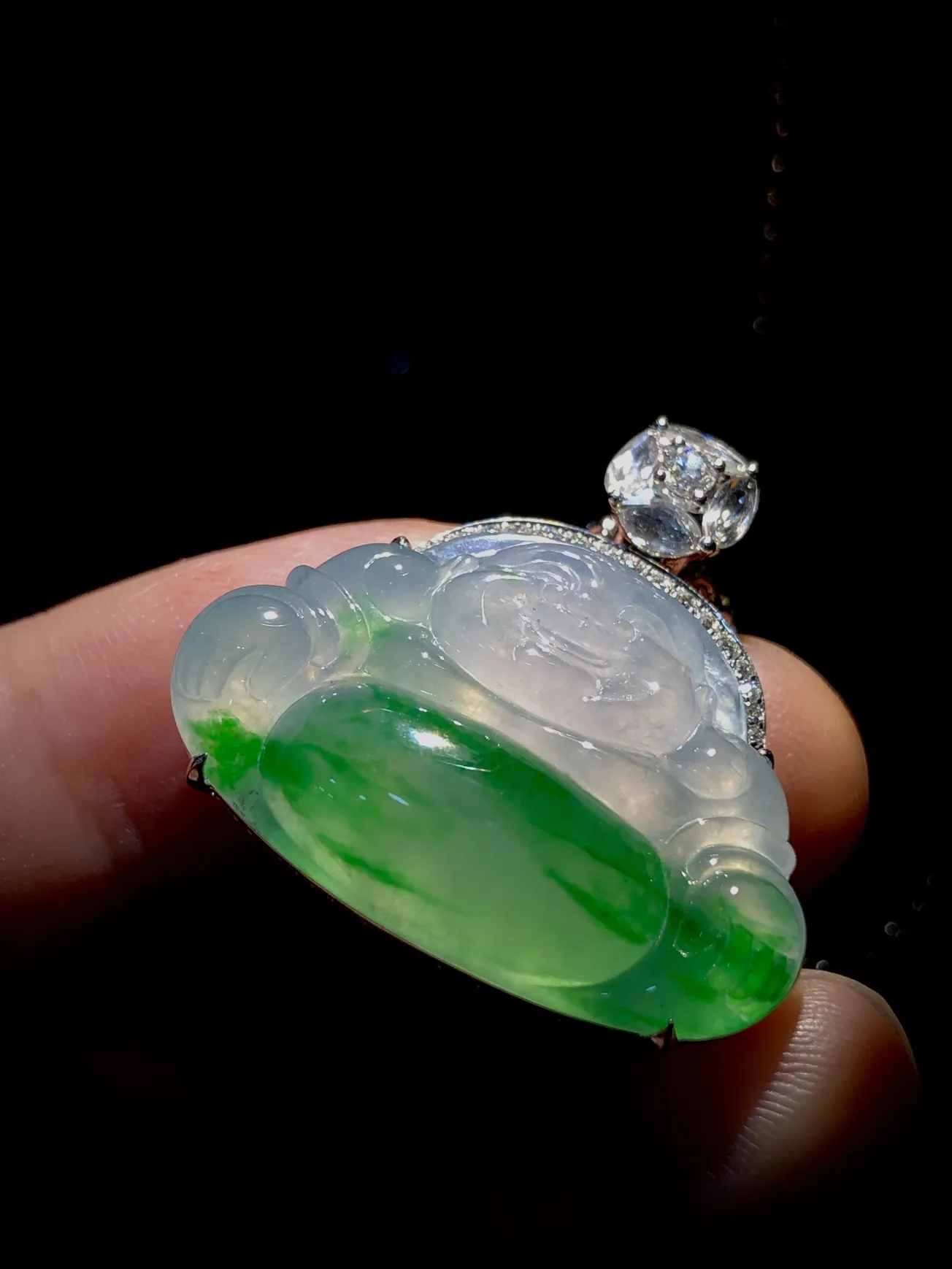笑口常开，绿花弥勒佛，
裸石30.8-20.8-6mm，
整体30.8-30-10.5mm，
18K金，南非钻，不含链