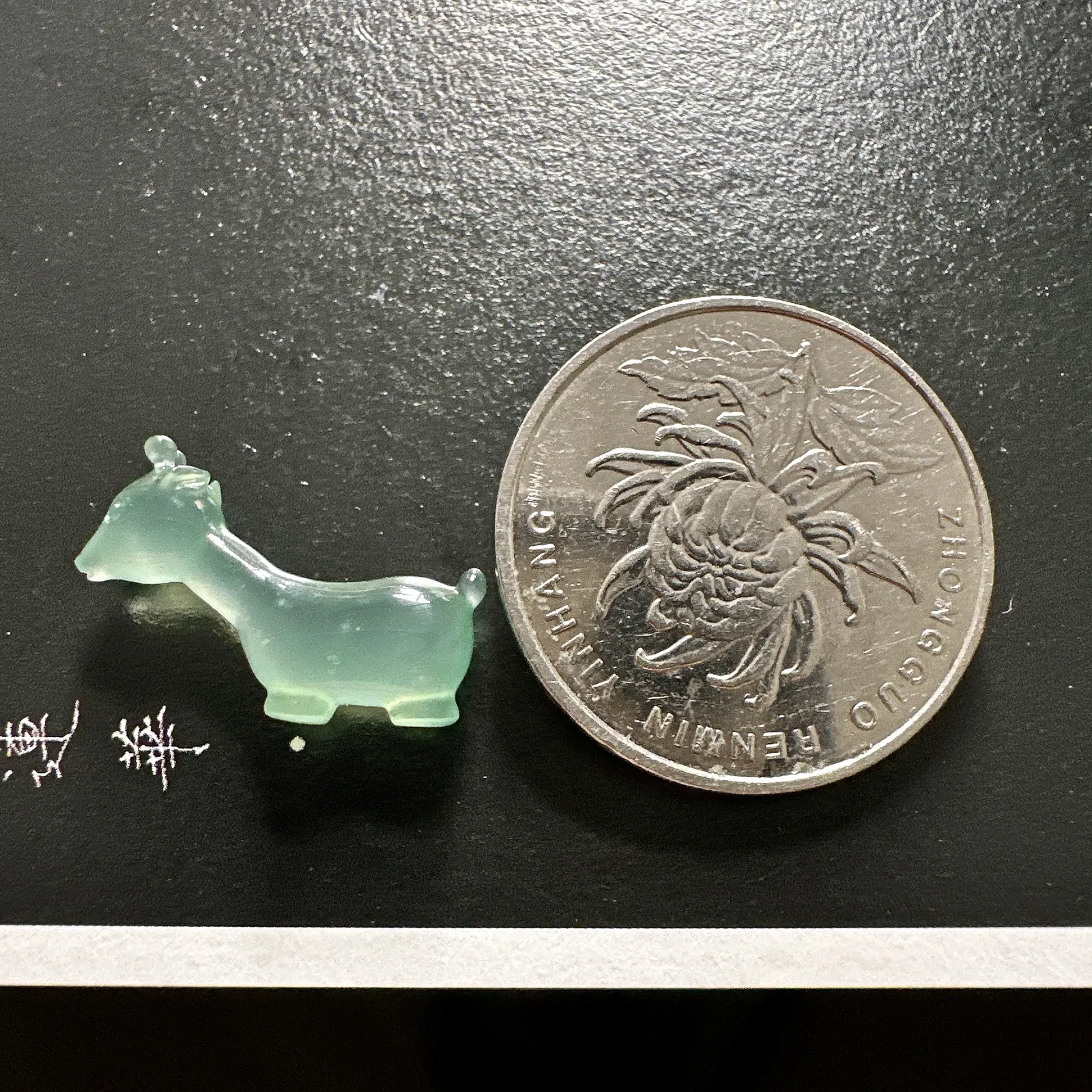 【冰种晴底长颈鹿】质地细腻，冰度很足，饱满度很好