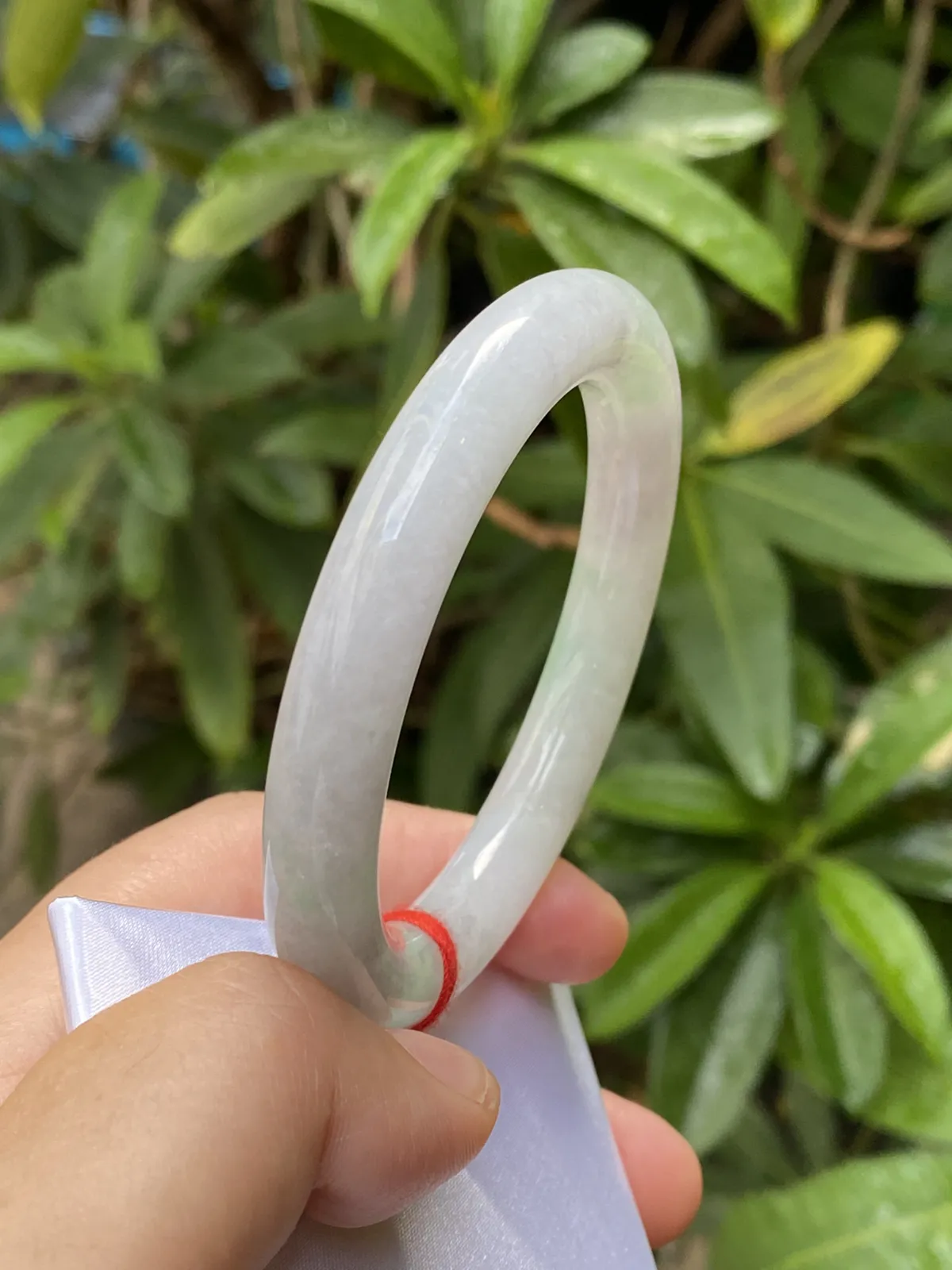推荐【53.2圈冰🧊飘绿圆条镯】冰糯条无纹裂，飘色阳，水润，晶体颗粒在自然光下或阳光下很透哟，53、54、55圈可戴，53.2*9.2*9.8