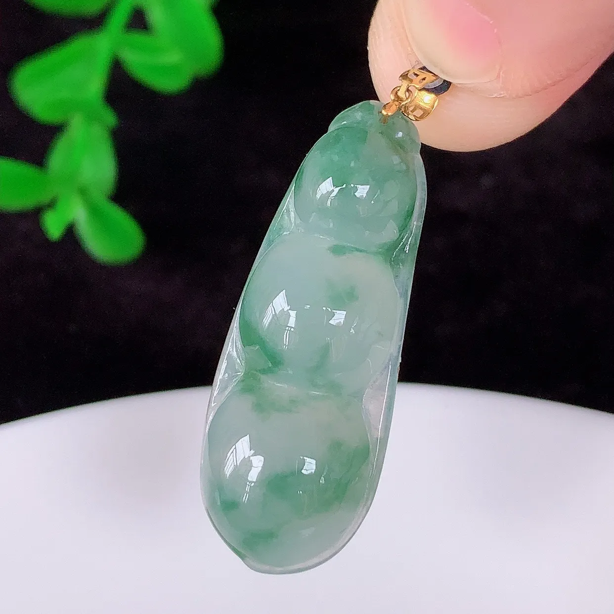 自然光实拍，18K金镶嵌冰种飘花翡翠四季豆吊坠，平安豆福豆玉坠，冰润通透，豆粒饱满，寓意：豆蔻年华！#49.12
