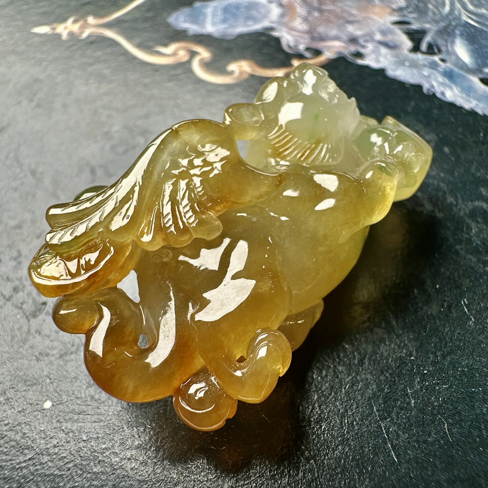 【冰种黄翡飞天豹】一夜暴富，质地冰润细腻，胶感明显，雕工也属精细生动，纯净通透