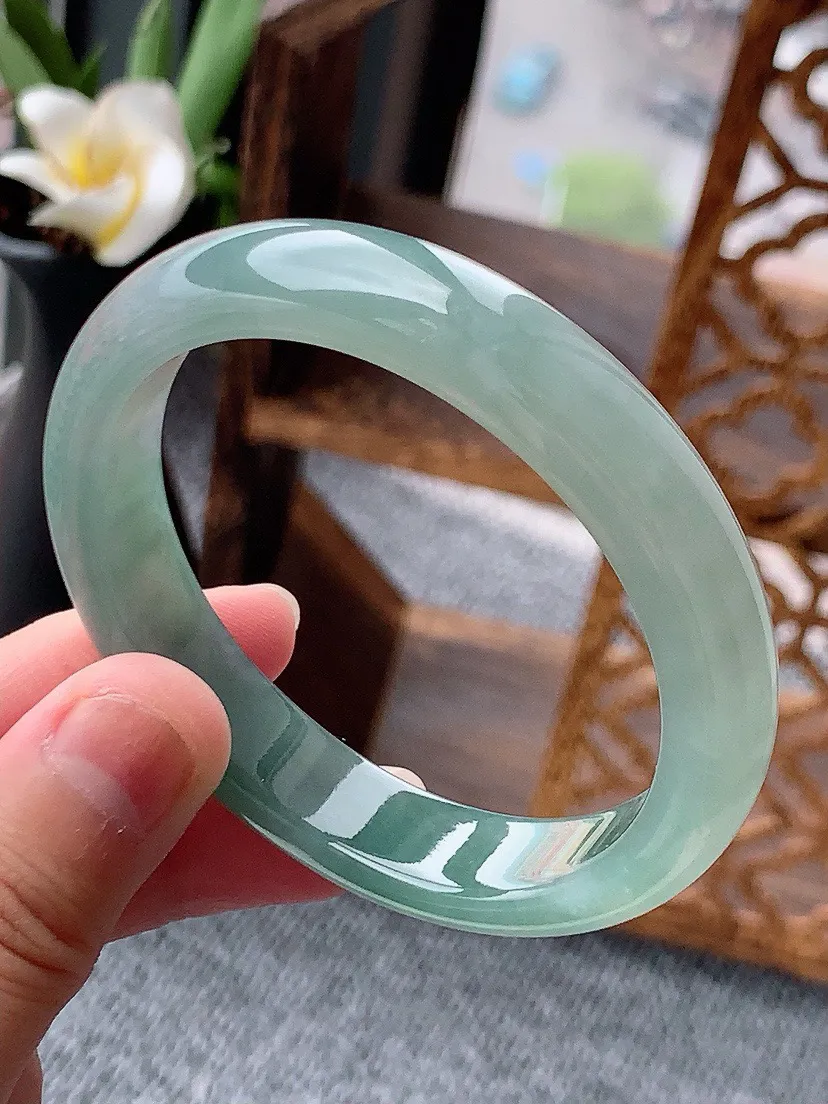 a货翡翠老坑冰种晴底贵妃手镯53-54圈口 尺寸53.6×48.5×11.7×7mm 重量44.98
