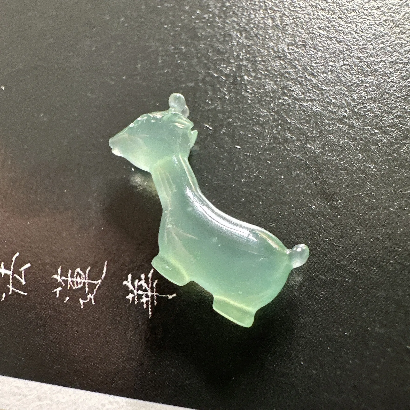 【冰种晴底长颈鹿】质地细腻，冰度很足，饱满度很好
